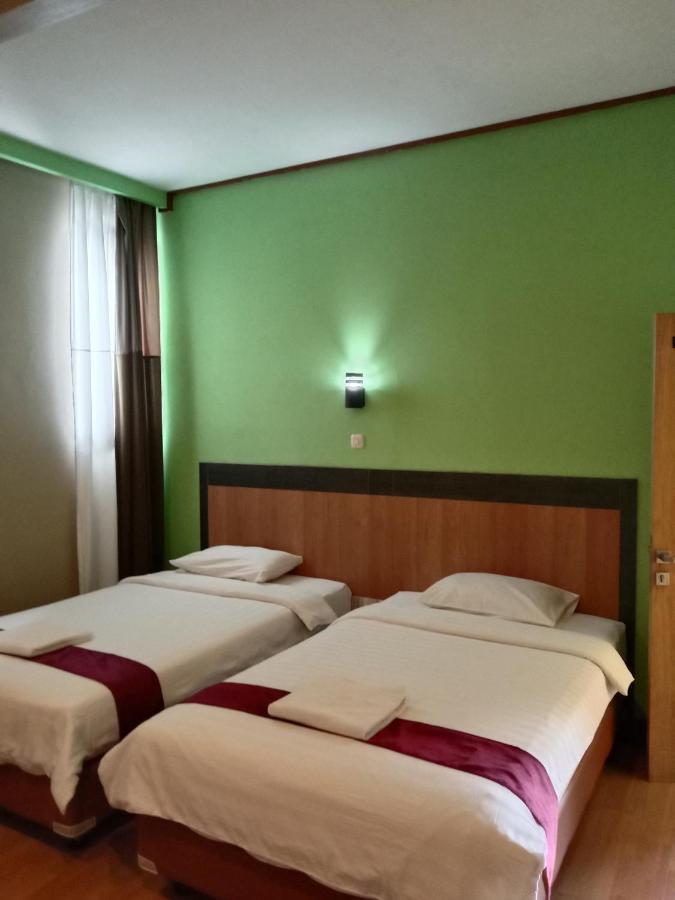 The New Orlinds Guest House Wonosari Exterior photo